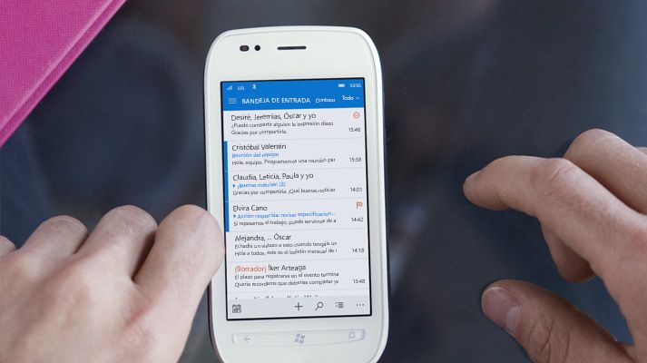 Saque más provecho de su trabajo en cualquier dispositivo Imagen ampliada de la bandeja de entrada de un usuario en Outlook en la web, con tecnología de Exchange.